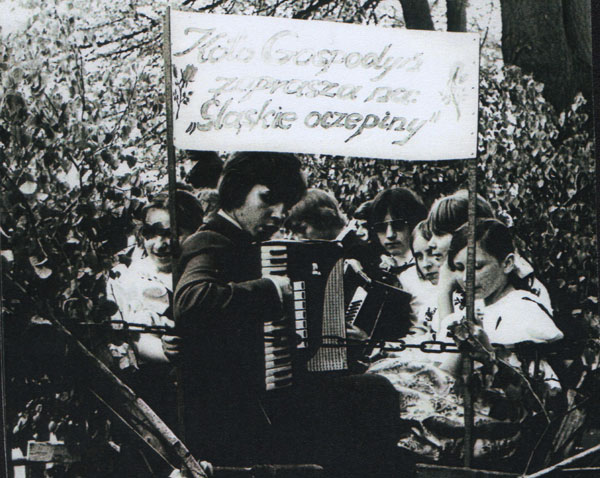 Występ zespołu artystycznego koła Gospodyń Wiejskich w 1974 roku.